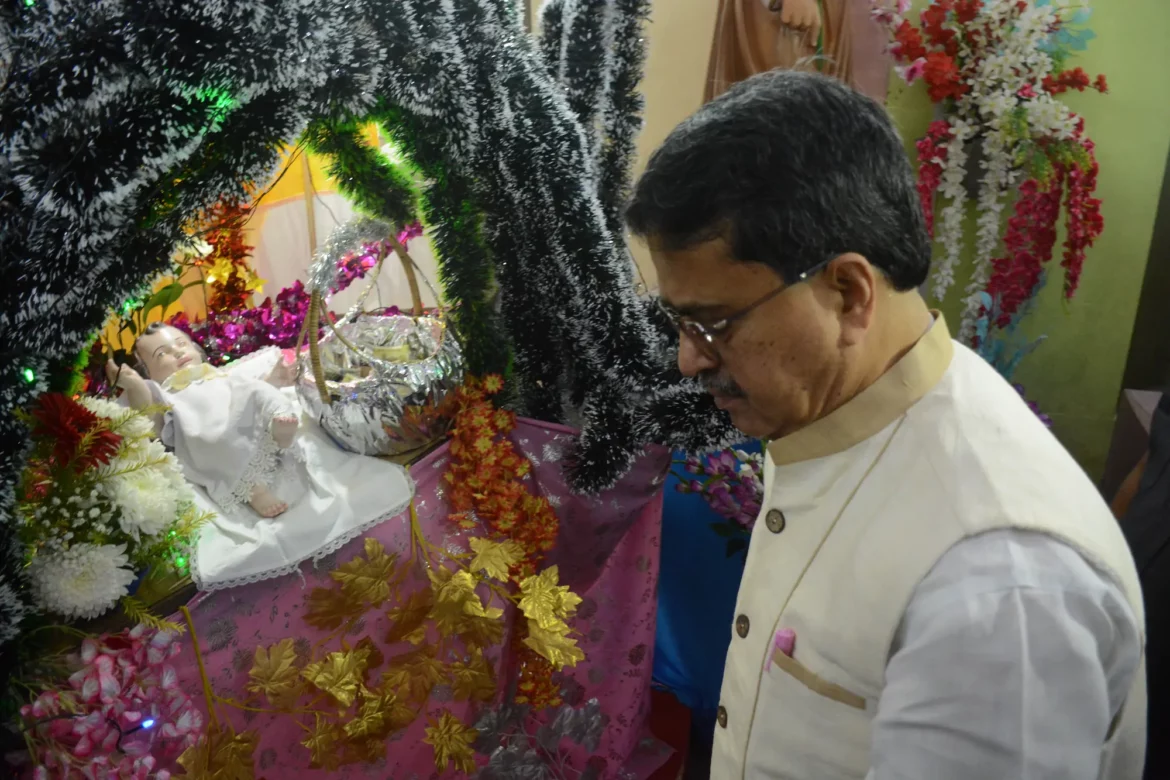 Chief_Minister_Dr_Manik_Saha_cuts_the_Christmas_cake_at_Shanntir_Rani_church_located_at_Mariamnagar__7_
