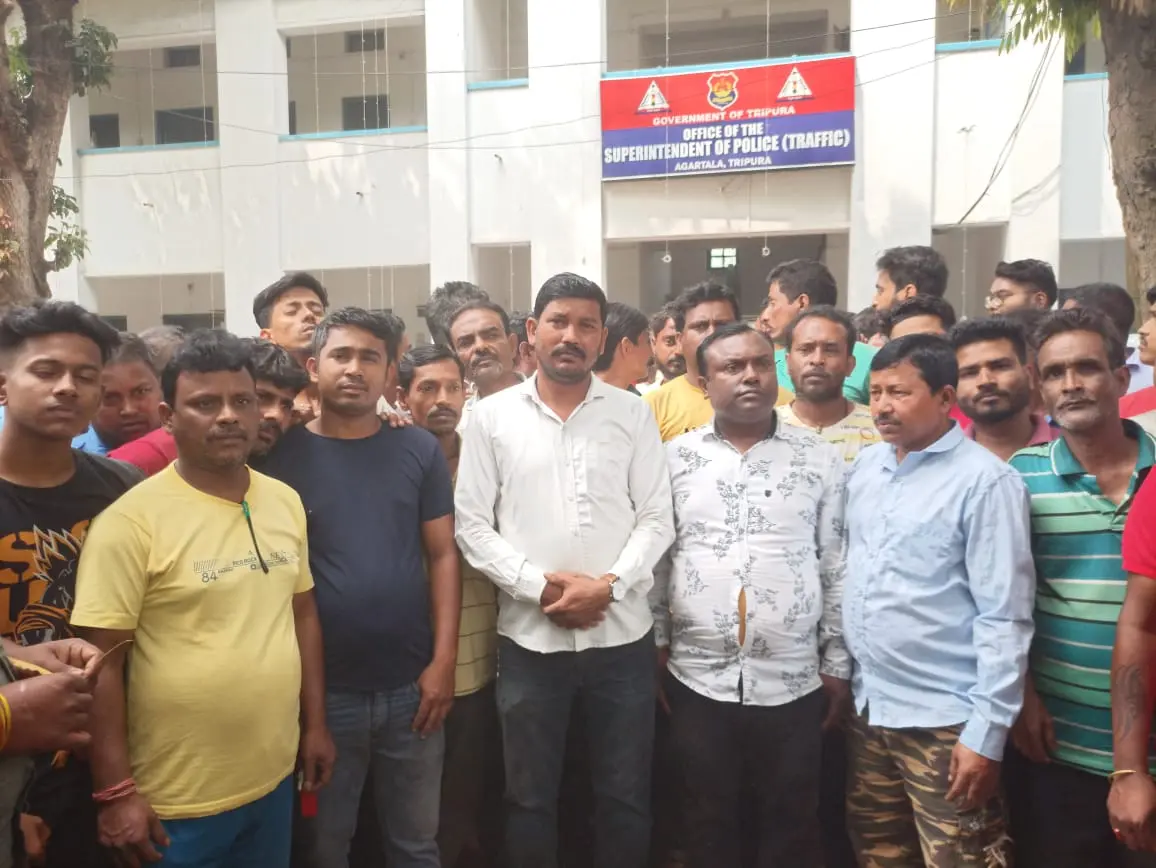 E-rickshaw_drivers_of_Tripura_meet_in_a_deputation_at_the_office_of_SP_Traffic_West_Tripura__2_