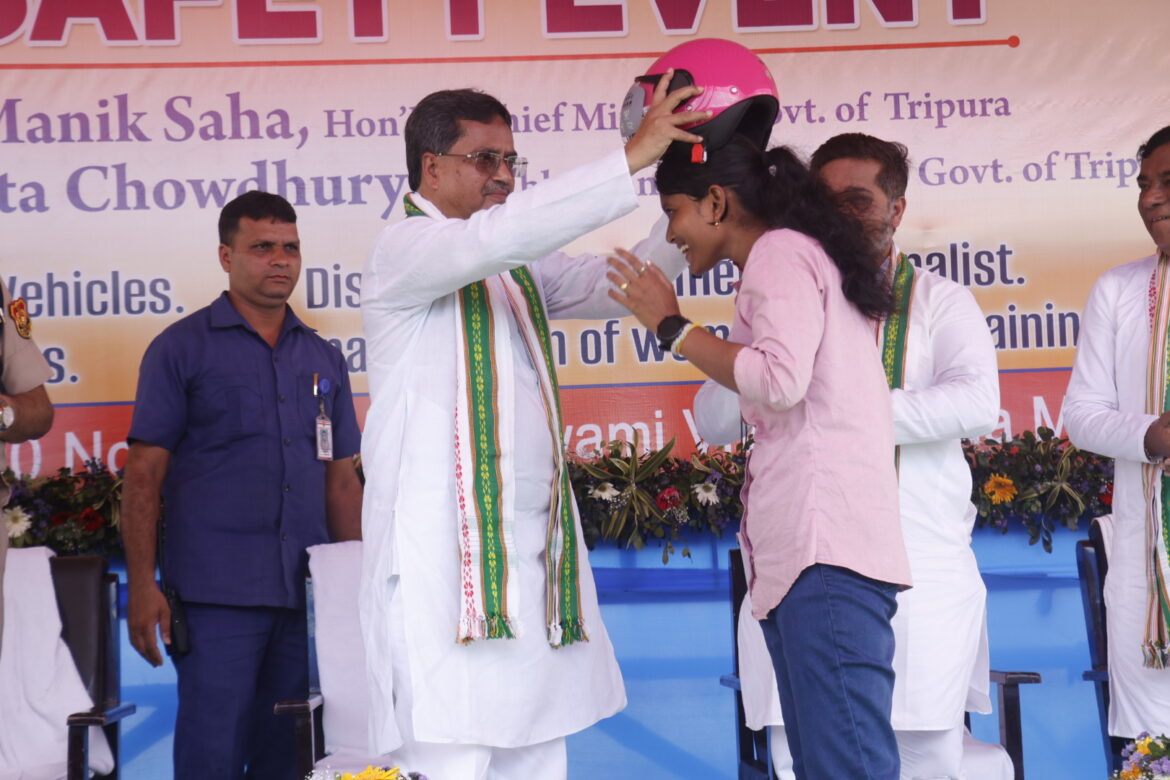 CM Dr Manik Saha inaugurated an event of Transport Department at Agartala (15)