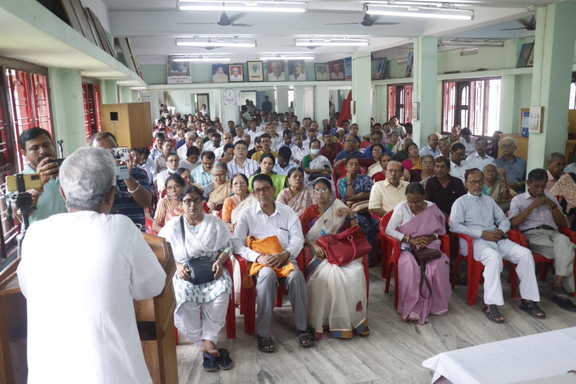 CPIM Politburo member Manik Sarkar speaks at an event condemning the massacre of Palastanians at Agartala (5)