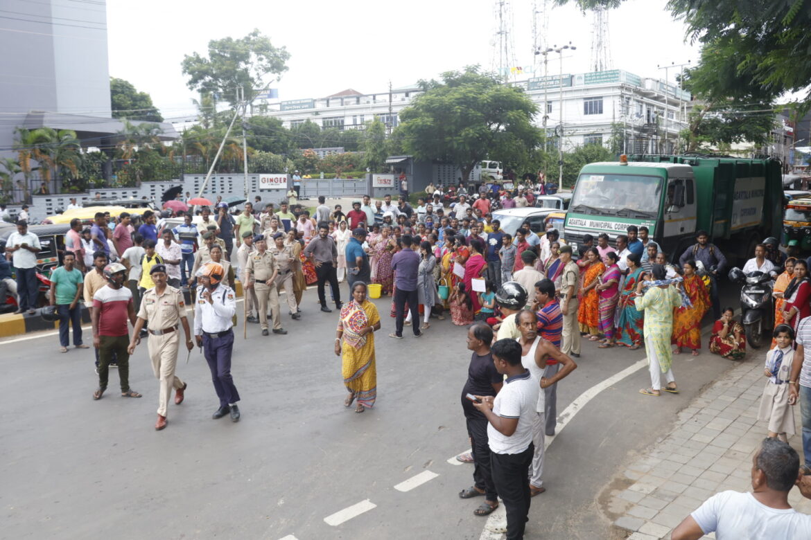 People of Vivekananda Housing complex staged a road blockade demanding water supply (24)