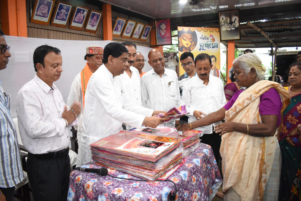 Mayor Dipak Majumder distributed clothes among people at Ward number 35 (1)