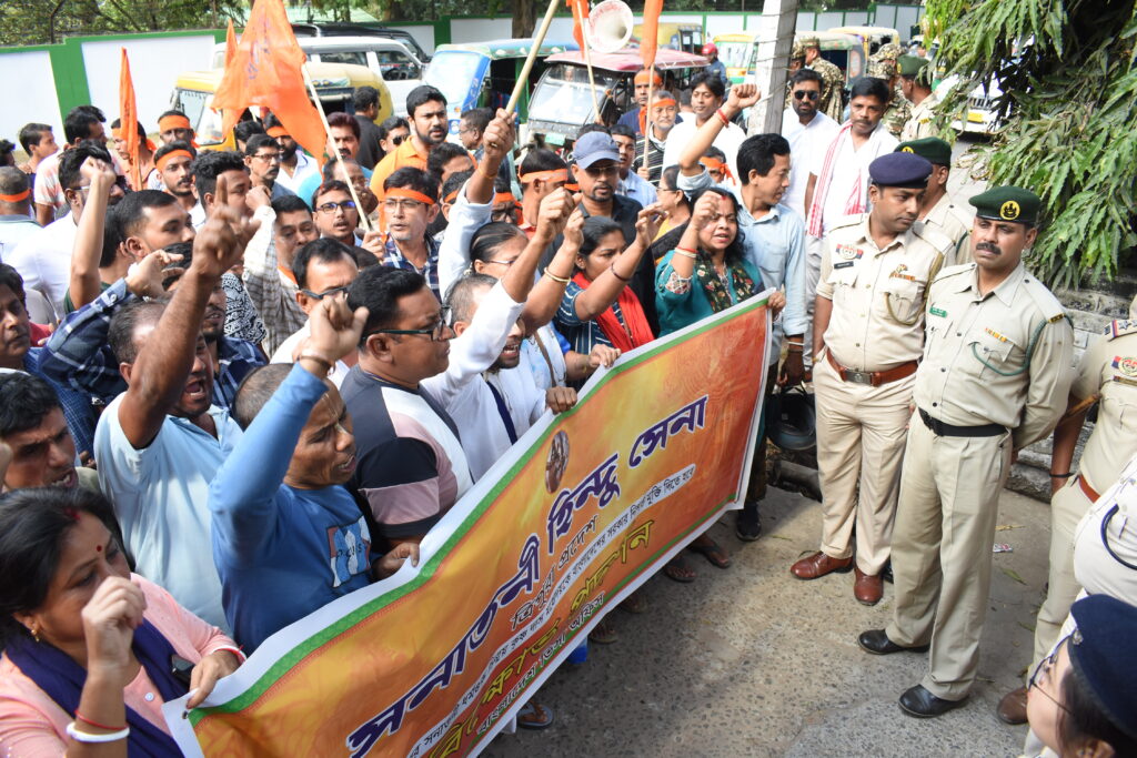 Sanatani Hindu Sena holds protest in front of Bangladesh assistant high commission office 15