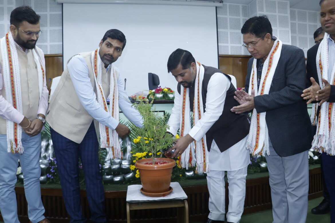 Transport Minister Sushanta Chowdhury inaugurates a workshop on vehicle scrapping policy at Agartala (4)
