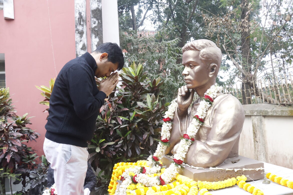 SC Welfare Minister Sudhangshu Das pays floral tribute to eminent writer and novelist Adwaita Mallabarman on his birthday at Agartala (5)