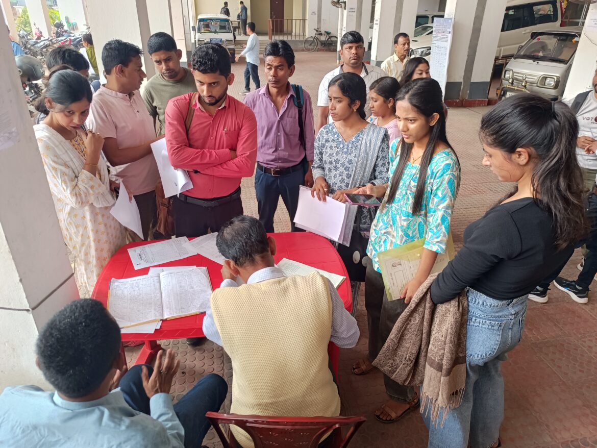Job aspirants turn up for job fair at labour department office (6)