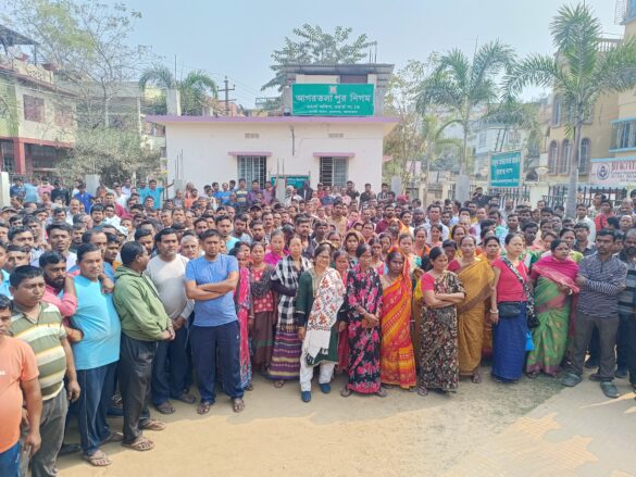 Small Businessman of Lake Chowmuhani Bazar Protest in front AMC Word 19 at Agartala (4)