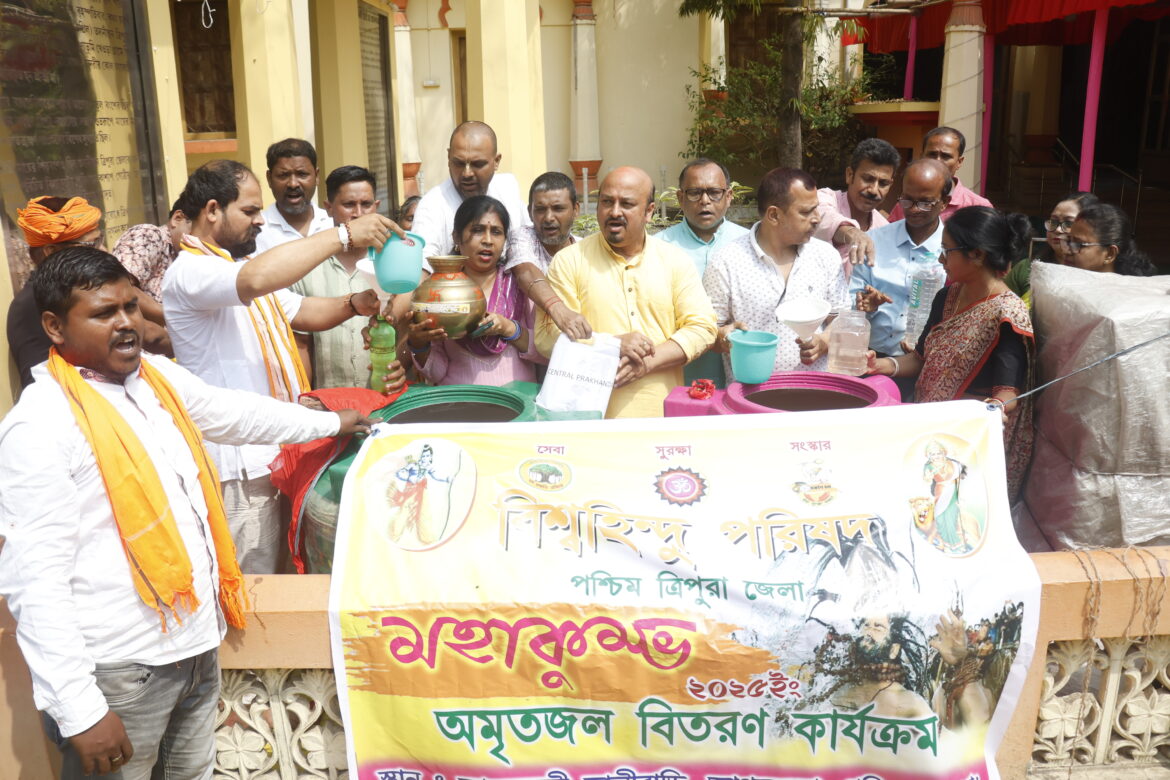 VHP distributes holy water fetched from Mahakumbh among devotees at Agartala (14)