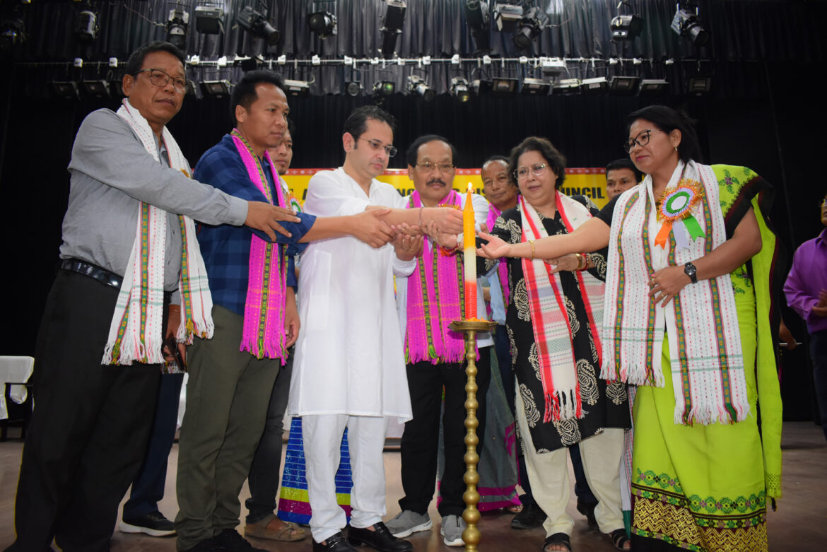 ARC Chairman Pradyot Kishore Debbarman inaugurated the Yarn Distribution ceremony at Agartala Town Hall (3)