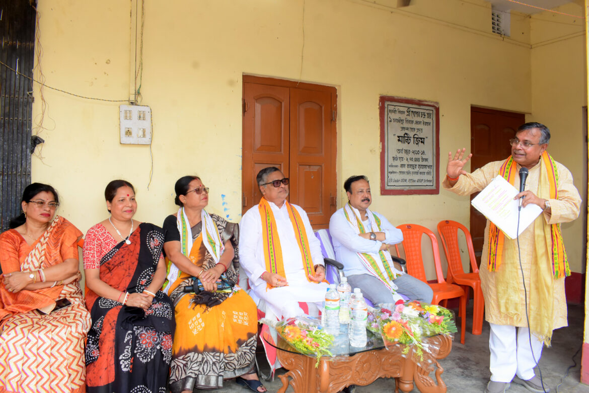 Power Minister Ratan Lal Nath attends a special camp on PM Suryagarh Mufta Bijli Yojana at Lal Bahadur Club (8)