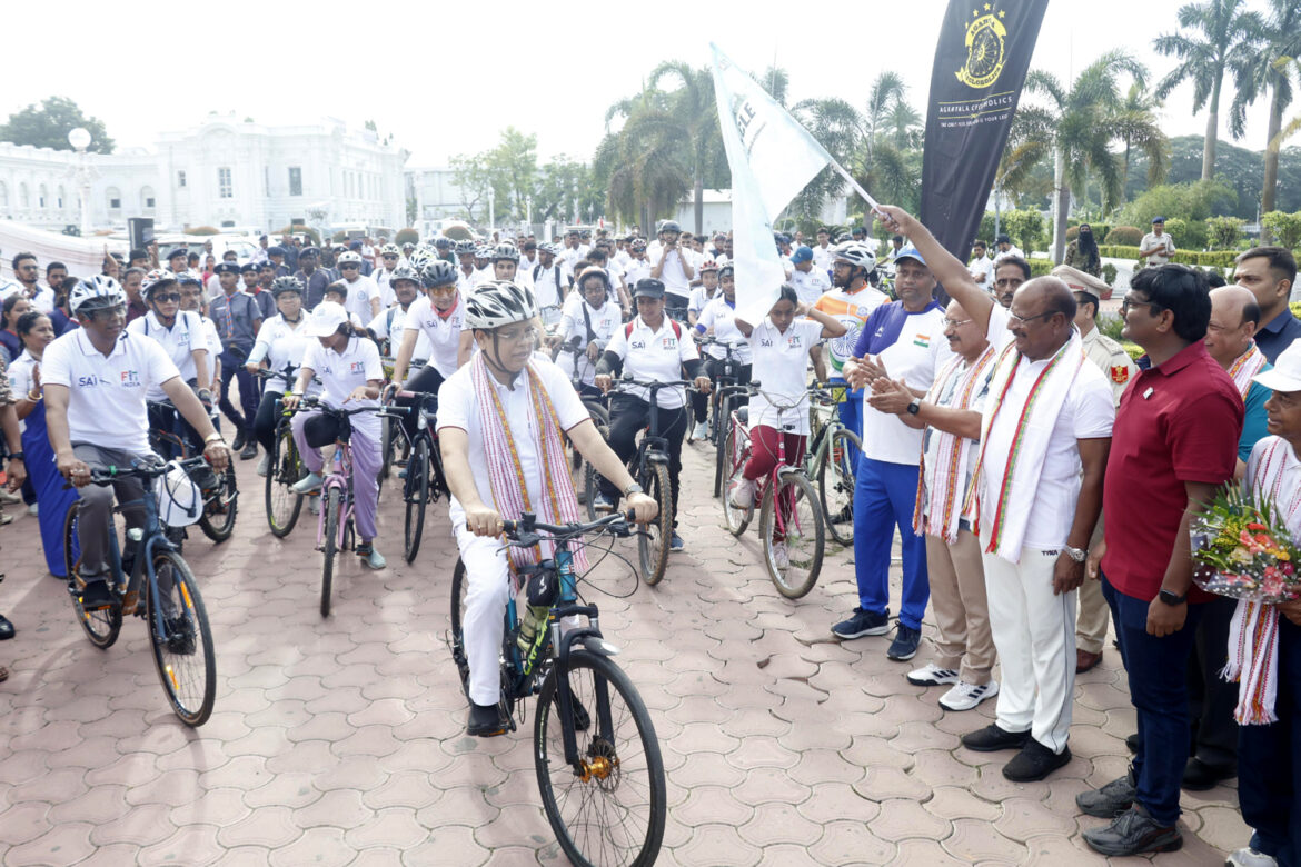 Governor Indrasena Reddy Nallu flags off cycle rally for Agartala city (36)