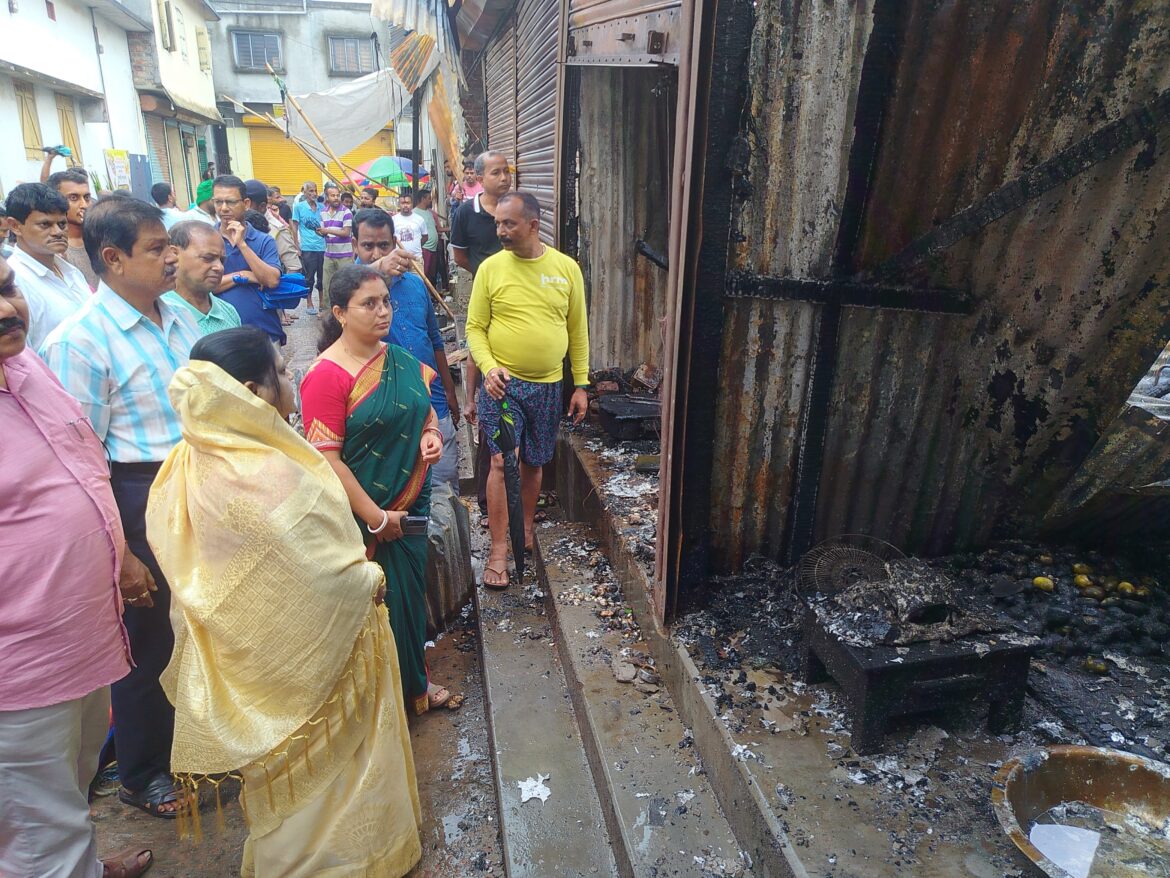 Maharajganj Bazar agun Visit Dy Mayour at Agartala (6)