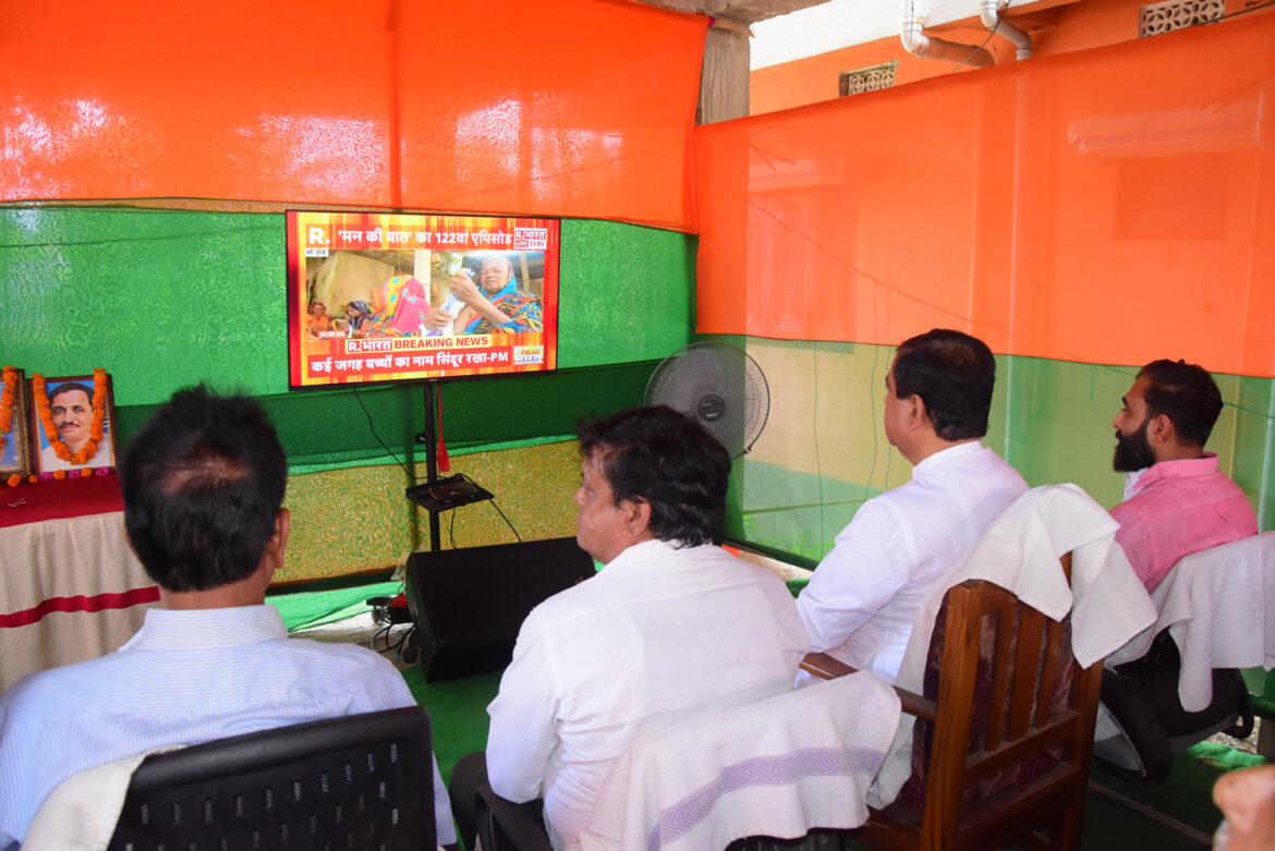 Mayor Dipak Majumder attends Mann Ki Baat event at 7 Ramnagar Mandal (7)