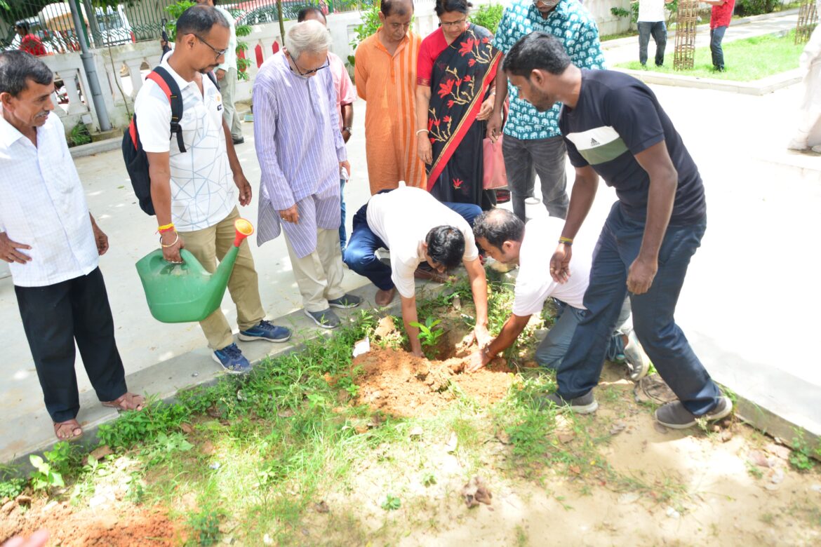 Agartala Press Club holds plantation drive at Agartala (10)