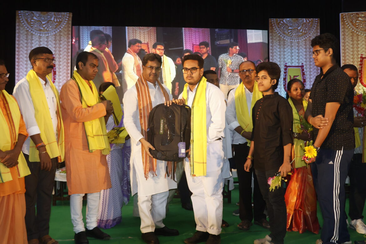 CM Dr Manik Saha inaugurates a function organised to felicitate board toppers at Agartala (11)