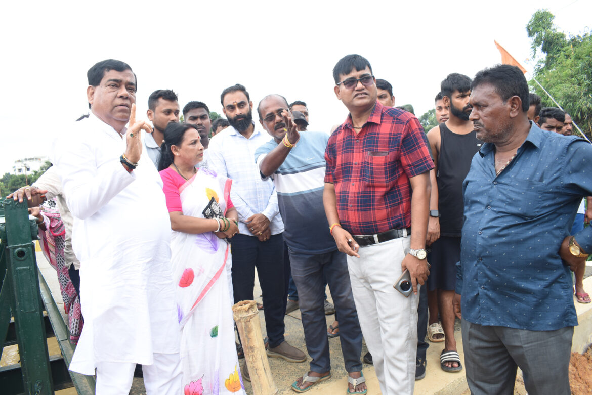 Mayor Deepak Majumder visits newly constructed South Jaynagar Steel Bridge (5)